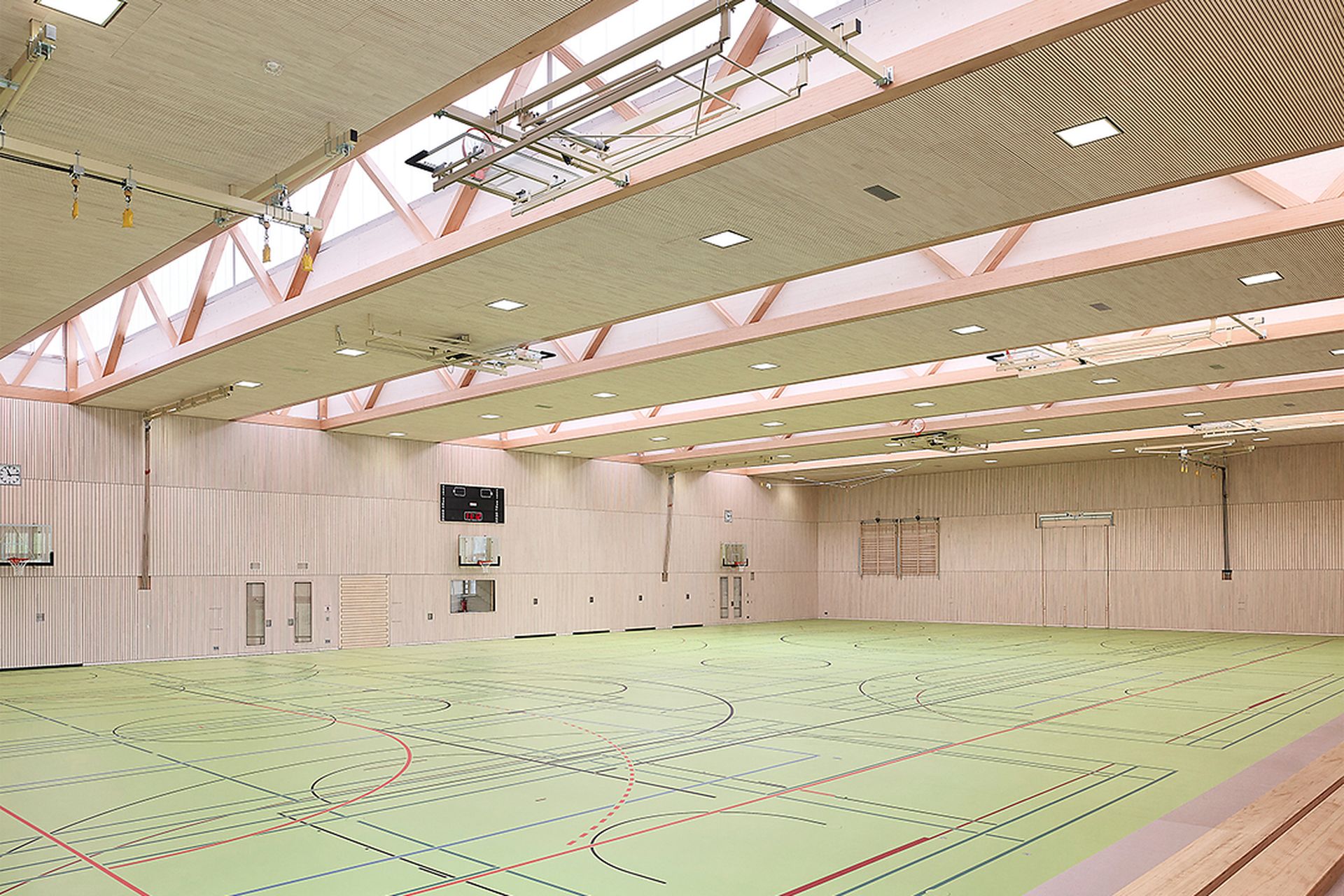 Innenansicht der Sporthalle Waldau in Holzbauweise
