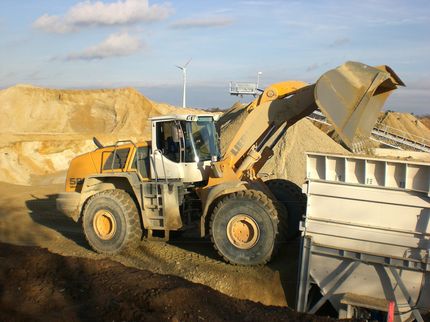 Haufwerke und Radlader auf der Baustelle A5 Wien