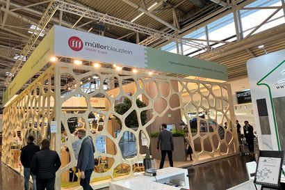 Messestands aus hellem Holz mit einer großen Wabenstruktur