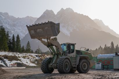Laufendes Projekt Geiger Baustoffe Infrastruktur Kramertunnel Garmisch Radlader mit Bergen im Hintergrund