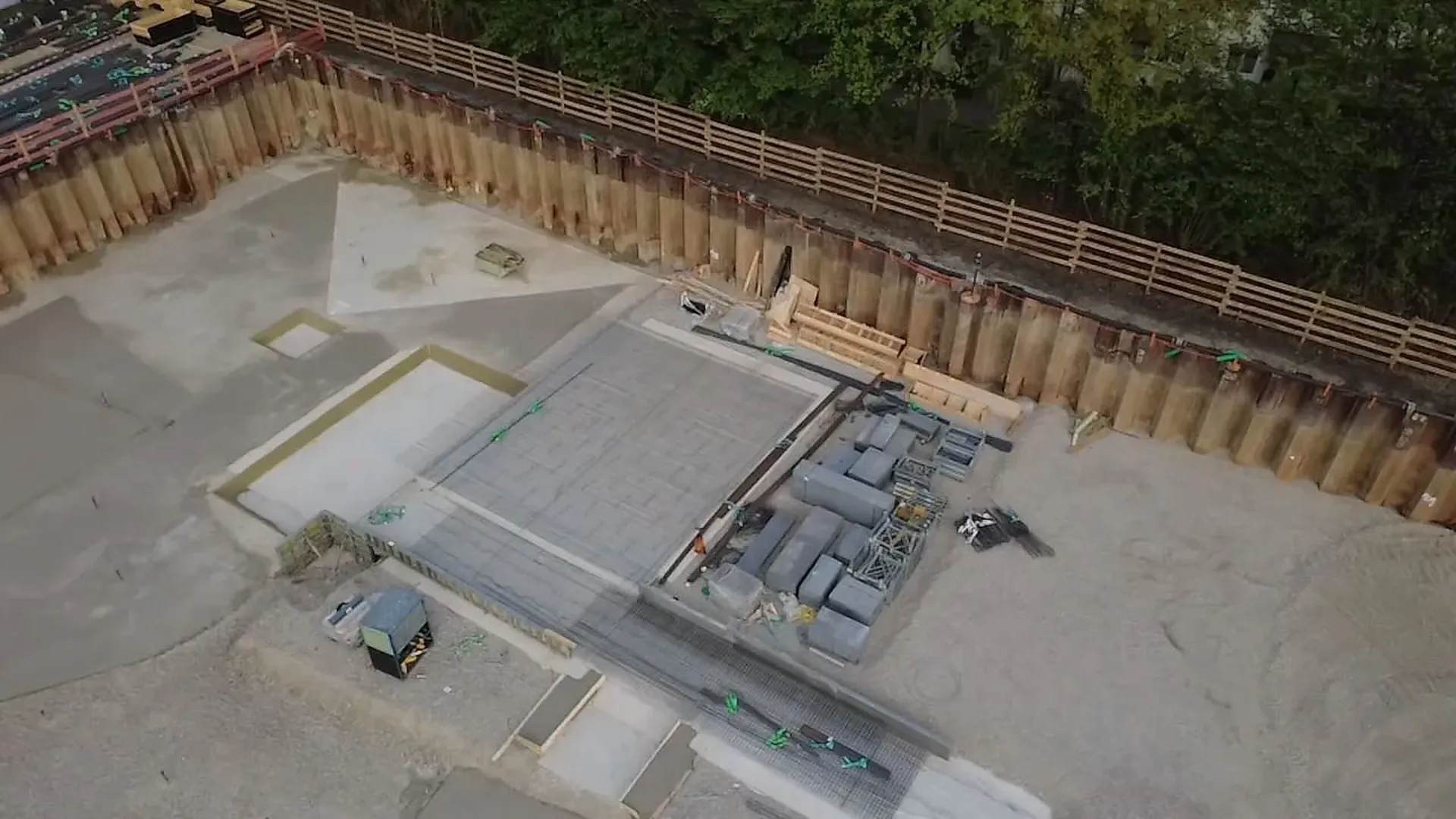 Baugrube aus der Vogelperspektive mit weiterfolgenden Baumaßnahmen.