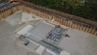 Baugrube aus der Vogelperspektive mit weiterfolgenden Baumaßnahmen.