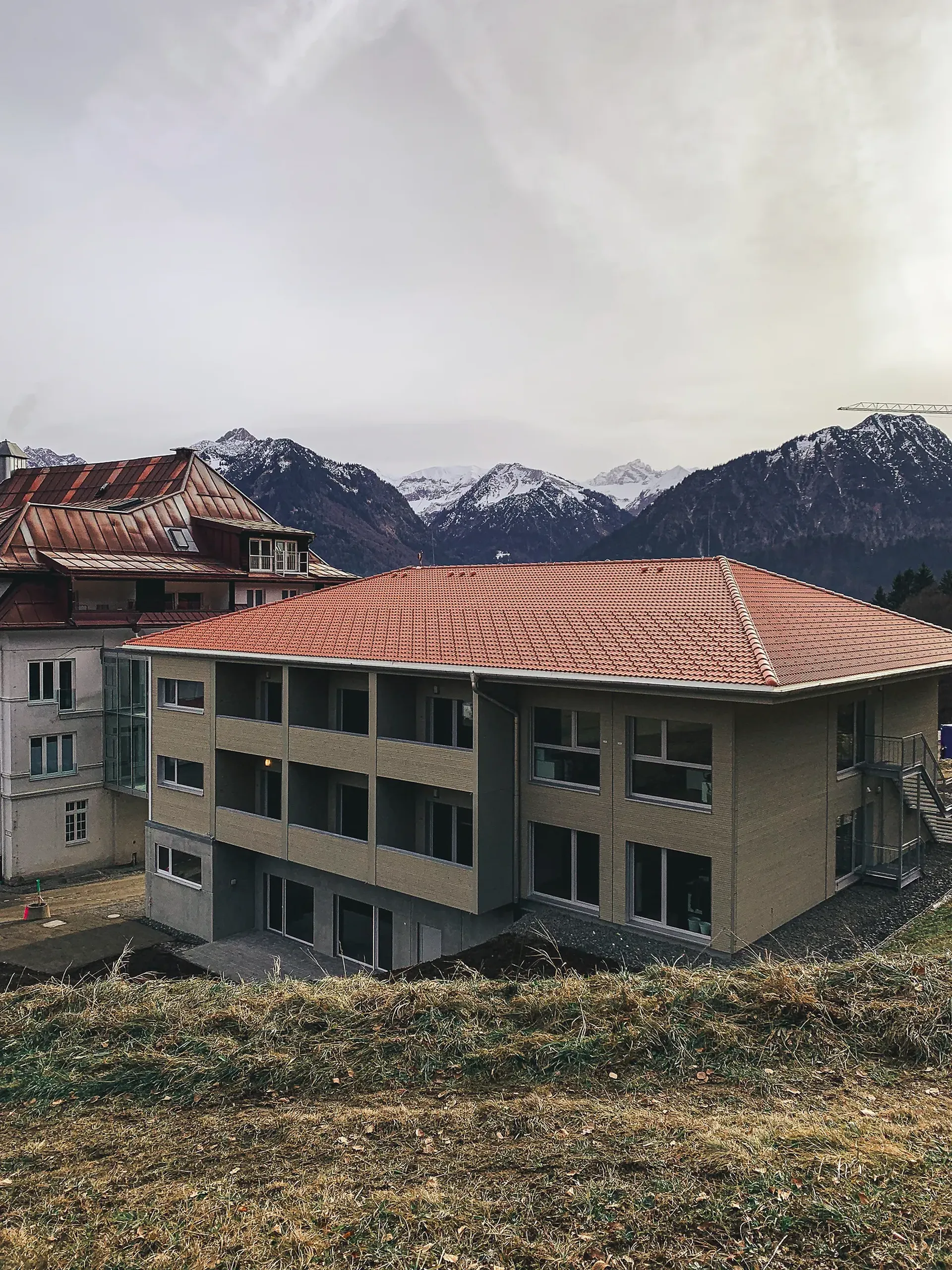 Ansicht des neuen Anbaus mit Bergpanorama