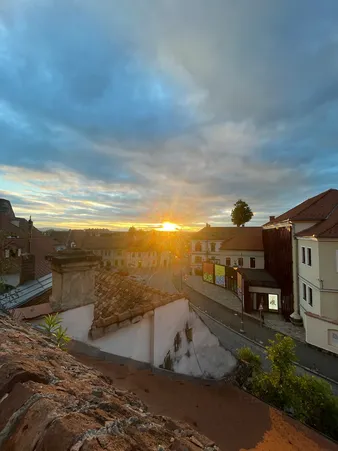 Sonnenuntergang über den Dächern von Sibiu, Rumänien.