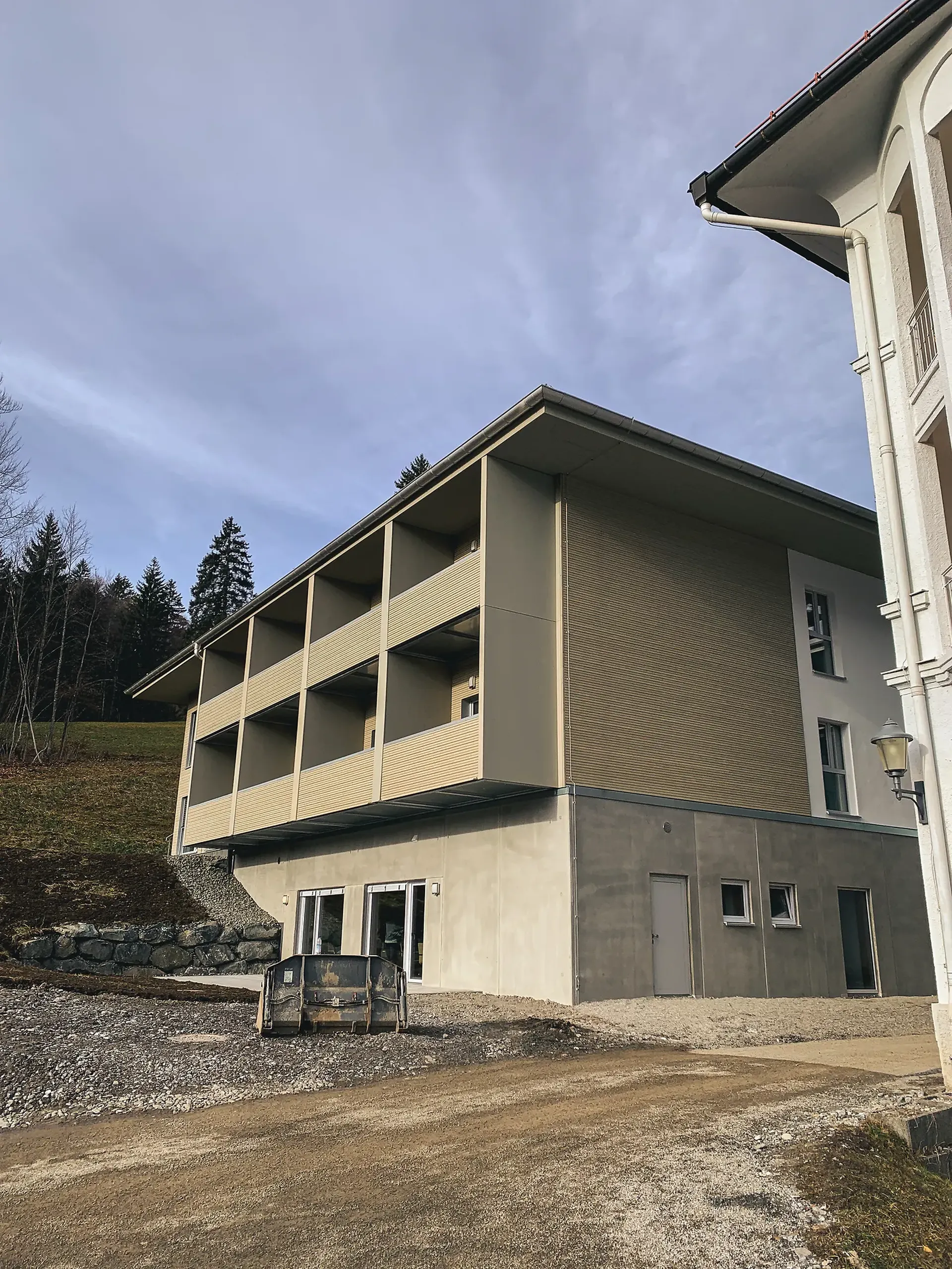 Ansicht auf den neuen Anbau von unten