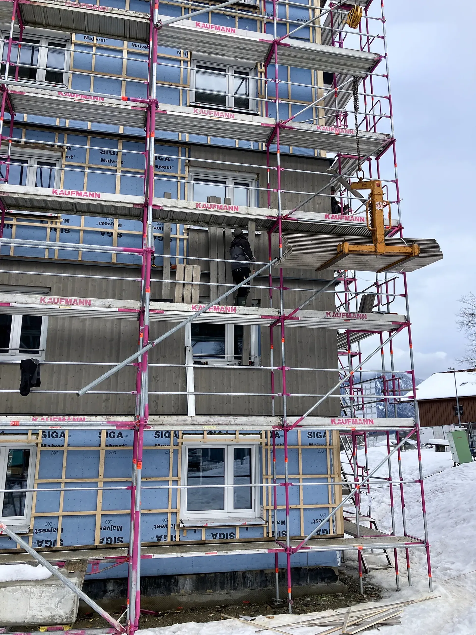 Neubau Wohngebäude mit Gerüst drumherum