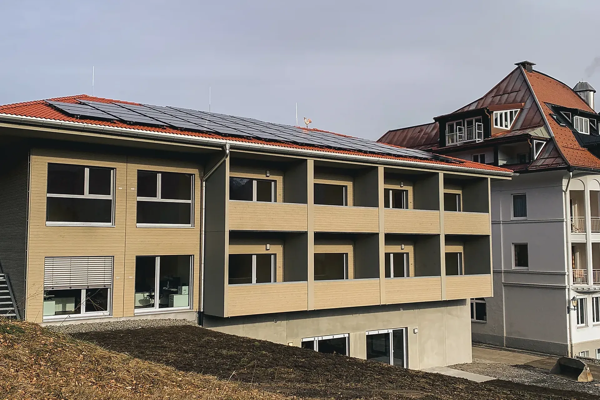 Ansicht des neuen Anbaus mit Verbindung zum alten teil des Gebäudes