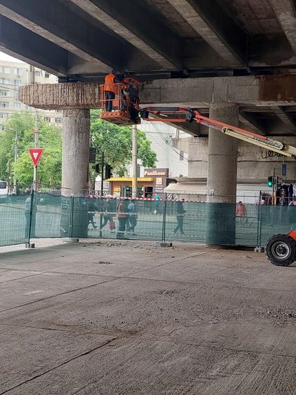 Șantier în Iași pentru reabilitarea pasajului Alexandru cel Bun – echipamente și structuri.