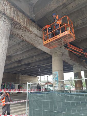 Lucrări de reparații capitale la pasajul Alexandru cel Bun din Iași – muncitori în acțiune.