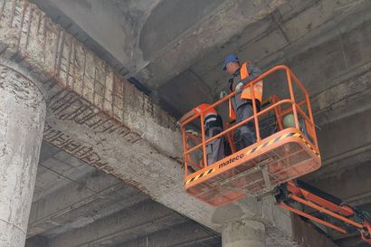 Lucrări de reparații capitale la pasajul Alexandru cel Bun din Iași – muncitori în acțiune.