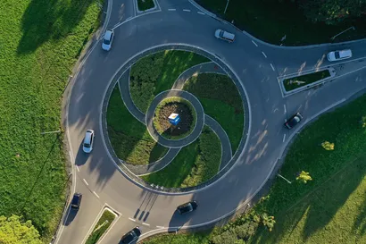Ein Kreisverkehr im Abendlicht.