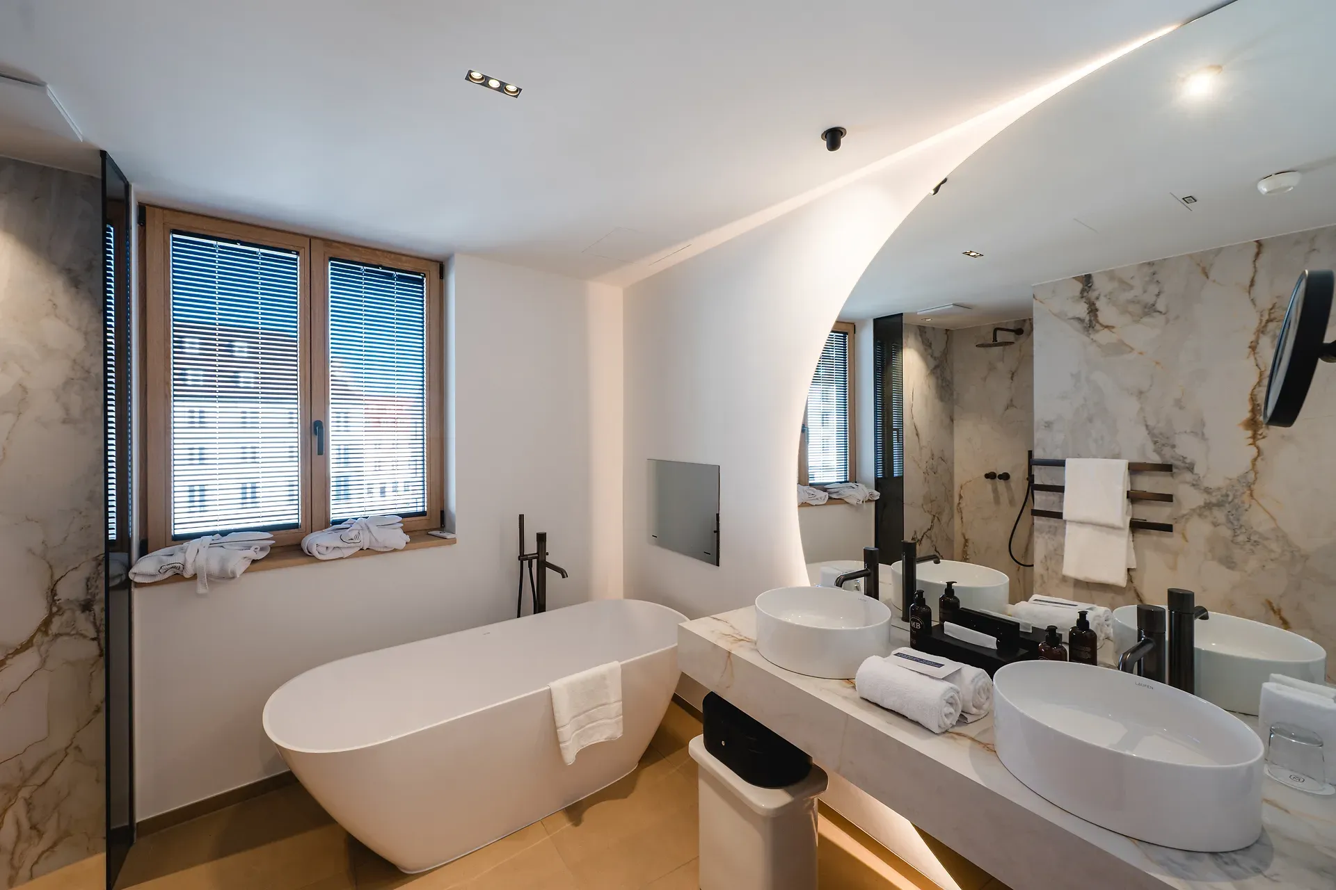 Modernes, helles Badezimmer mit freistehender Badewanne.
