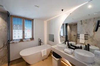 Modernes, helles Badezimmer mit freistehender Badewanne.