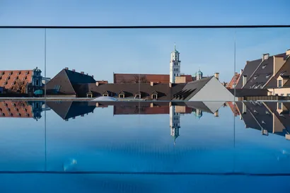 Speigelung des Infinity Pools über den Dächern von Augsburg mit Ausblick auf Augsburg.