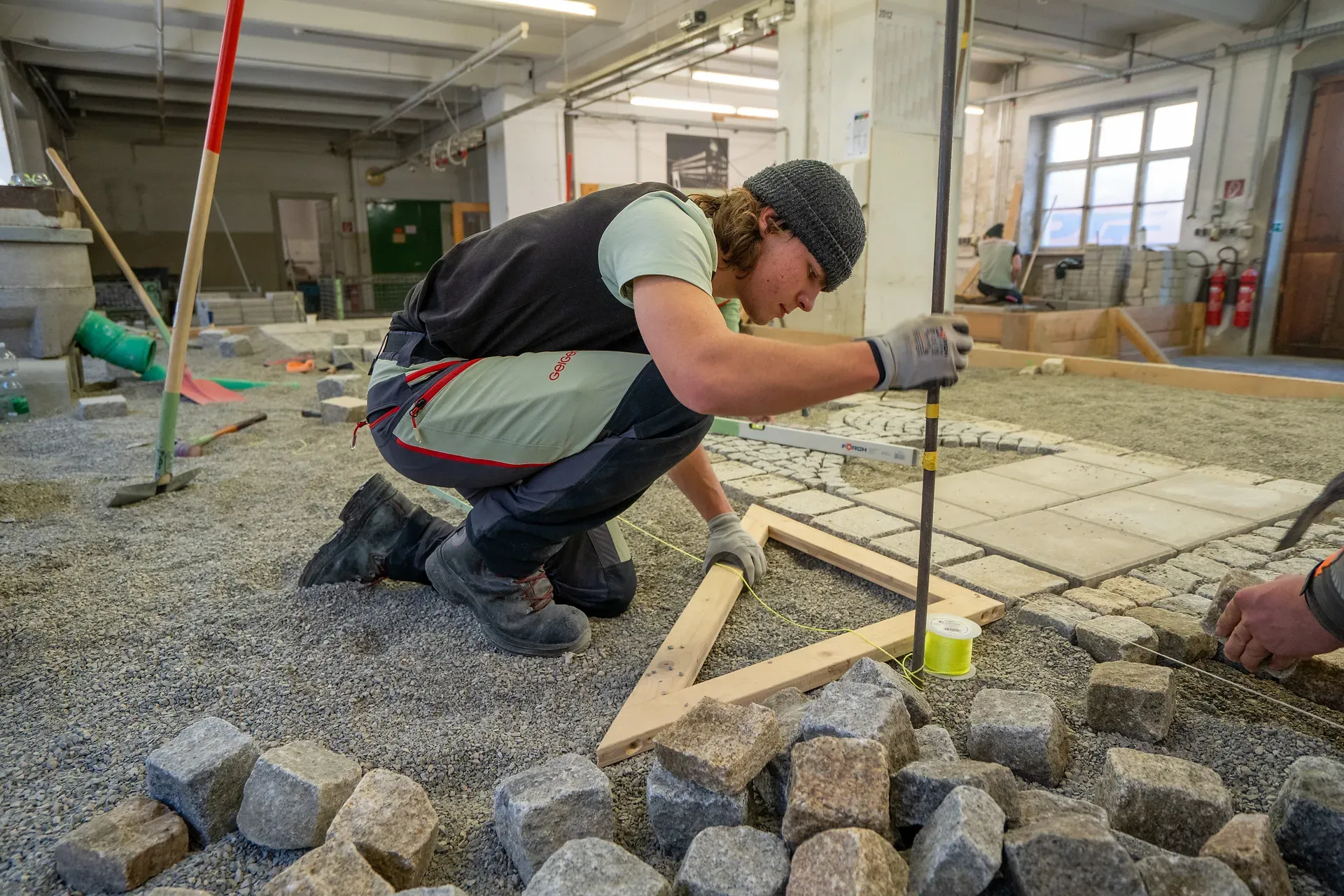 Auszubildender bei einer Vermessugsübung