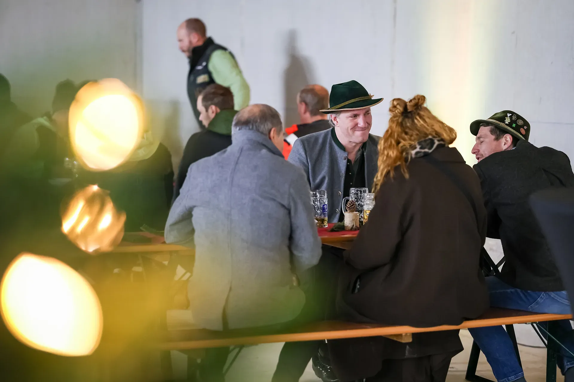 Menschen auf einer Bierbank beim Hebauf-Fest in Garching