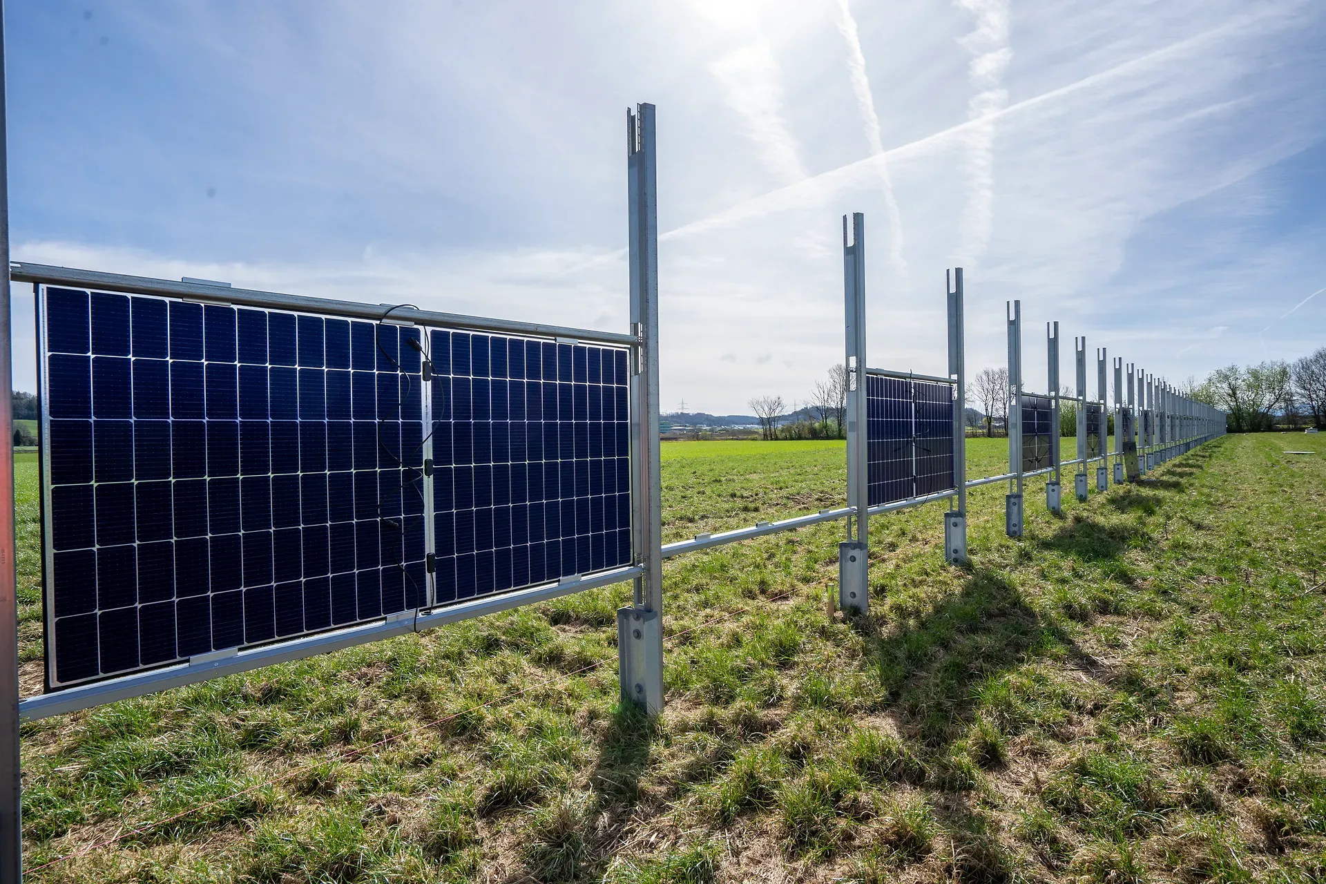 Teilweise installierte Agri-Photovoltaikanlage in Darast mit bereits montierten PV-Modulen auf Stahlgestellen, ein Projekt der Geiger Energietechnik.