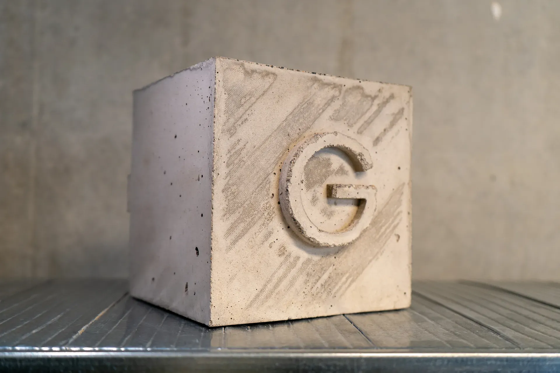 Concrelat Würfel mit Geiger Logo