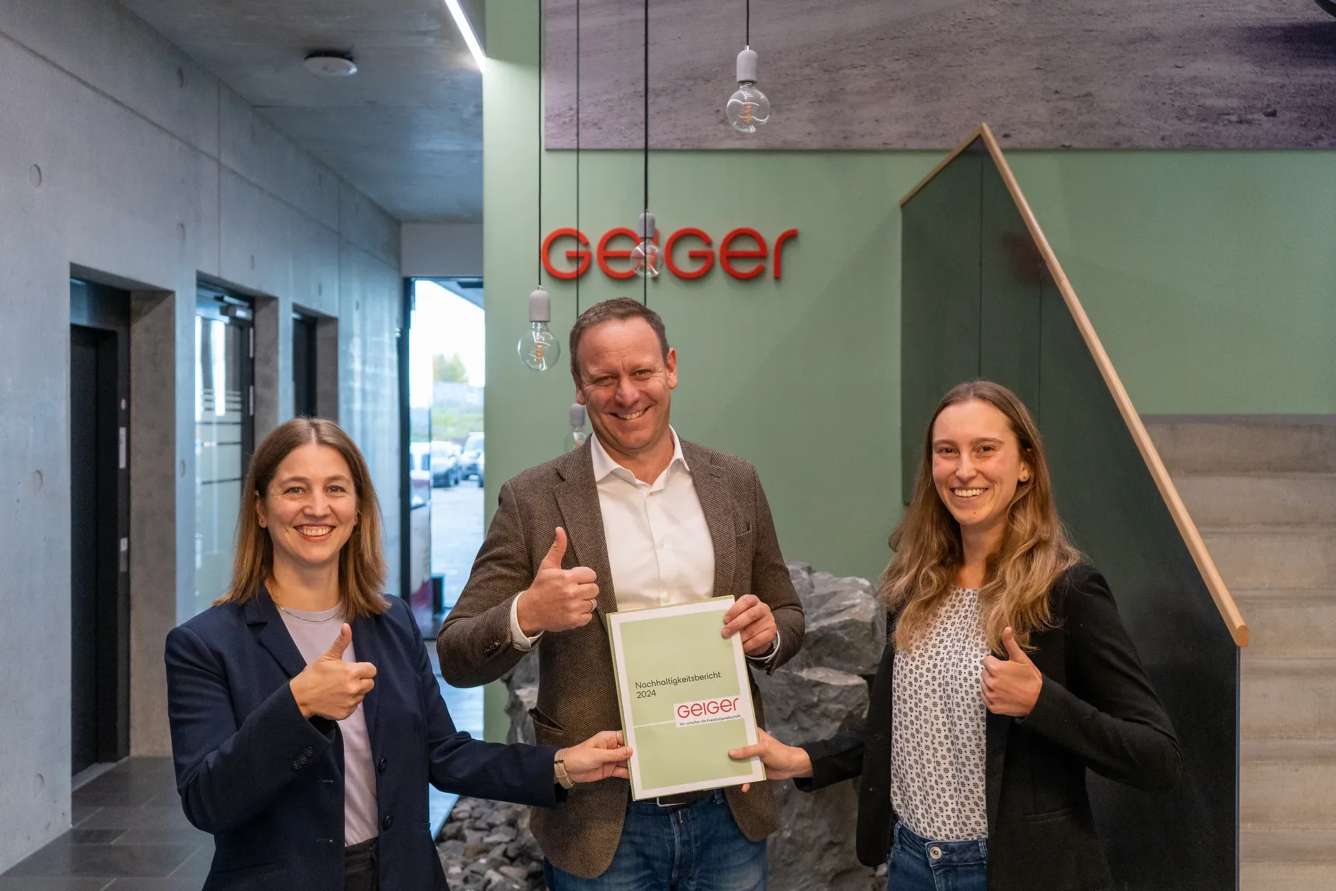 Übergabe Nachhaltigkeitsbericht