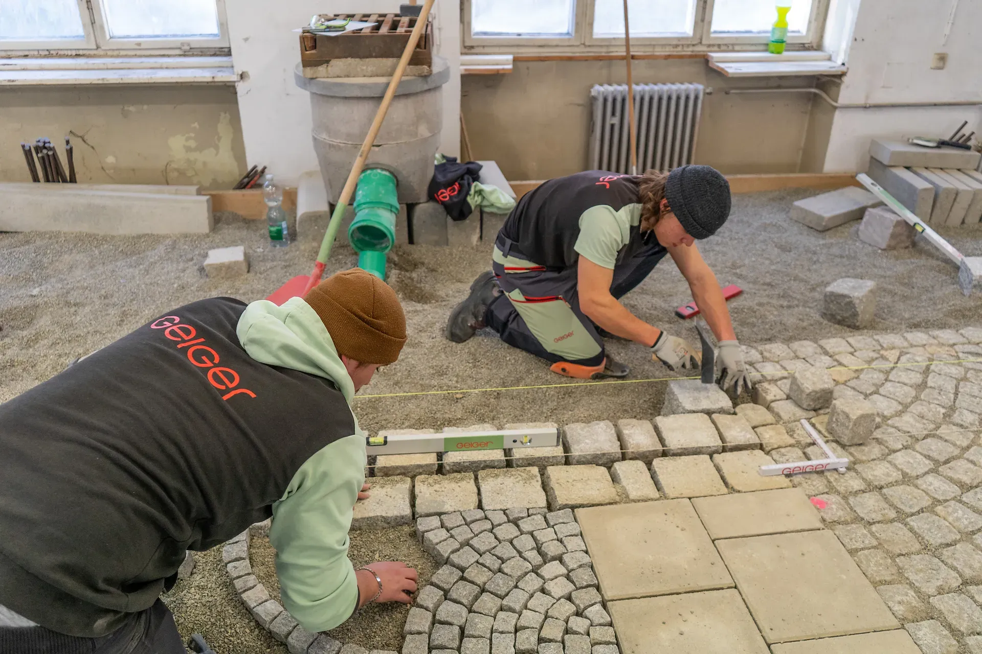 zwei Auszubildende bei der Pflasterübung