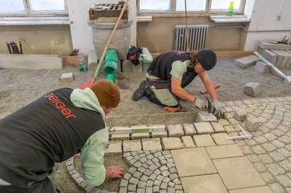 zwei Auszubildende bei der Pflasterübung