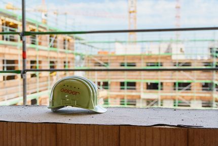 Geiger Bauhelm auf Baustelle