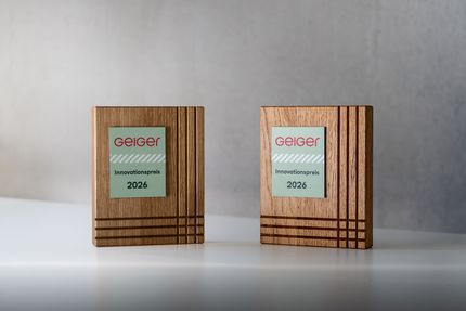 Innovationspreis der Geiger Gruppe 2026 aus Eichenholz gefertigt mit Plakette