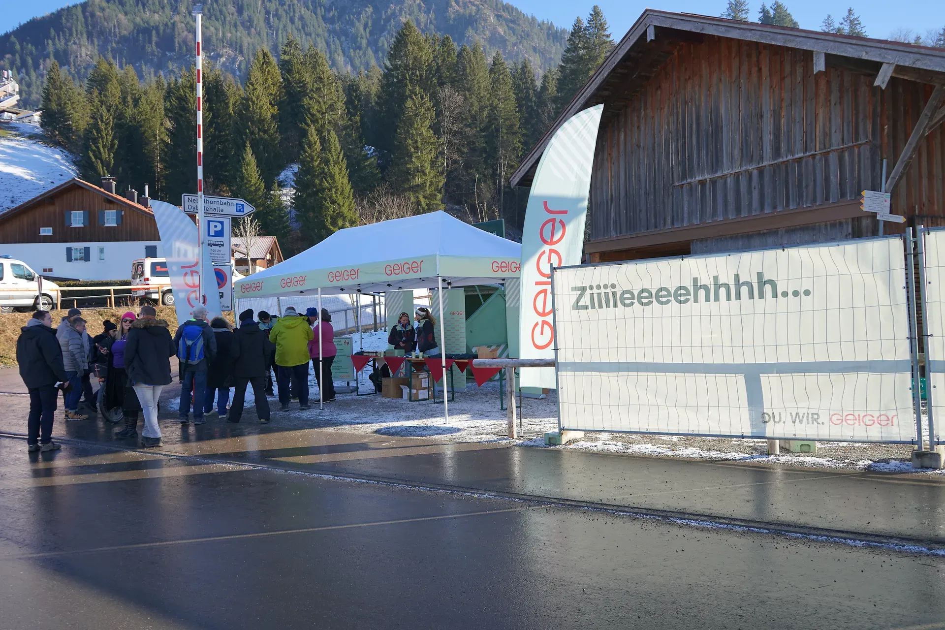 Foto von unserem Aktionsstand mit Bauzaunblenden einer Mitarbeiterkampange