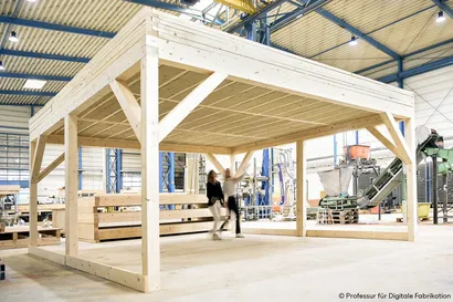 Personen laufen unter Prototypen der Dachkonstruktion durch