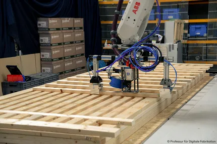 Roboter bei der Fertigung einer Dachkonstruktion