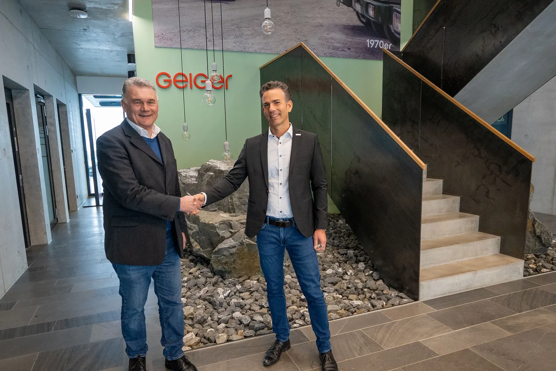 Geschäftsführer geben sich zur Zusammenarbeit die Hand