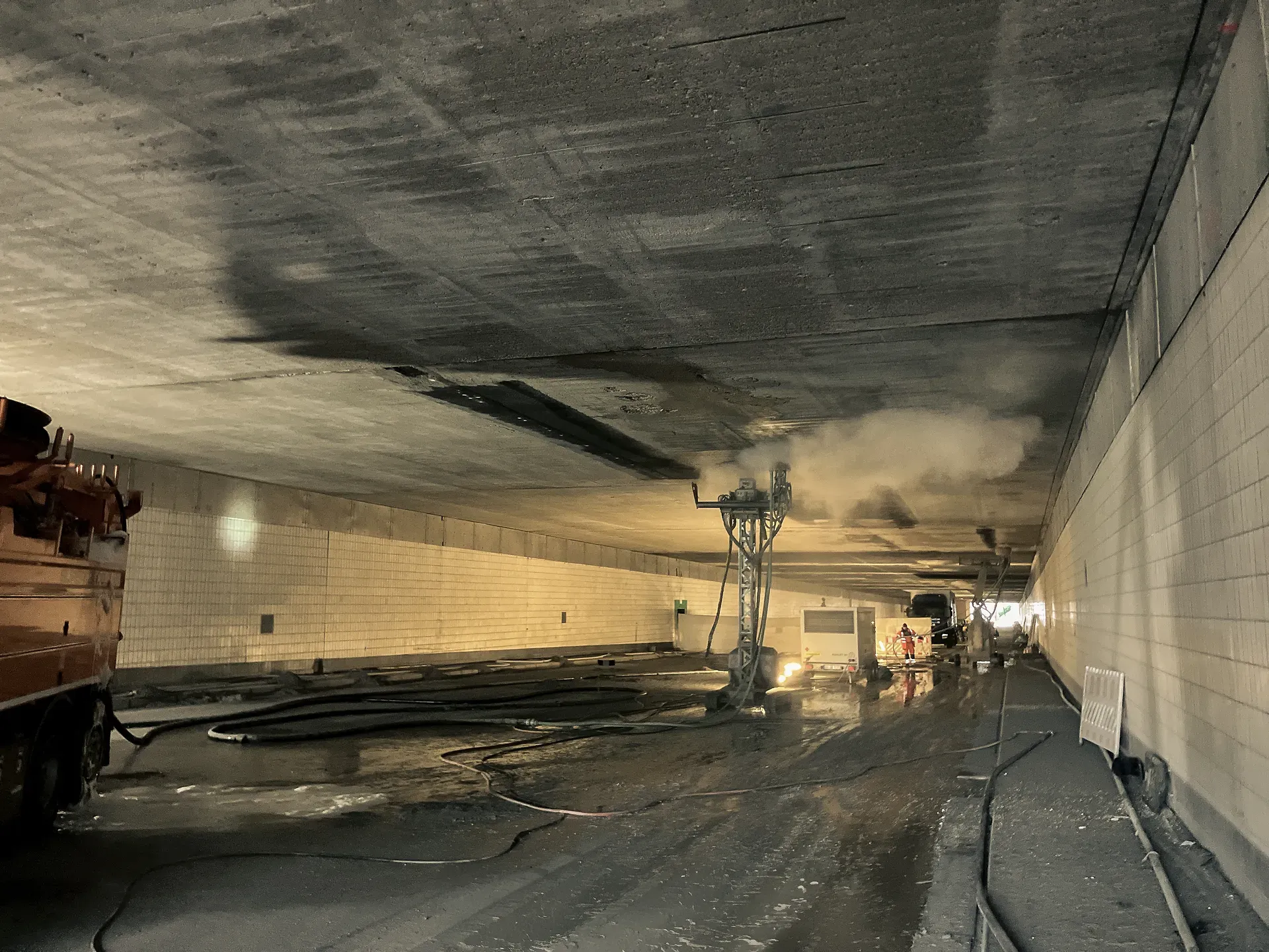 Tunnelsanierungsarbeiten im Tunnel von Bauarbeitern