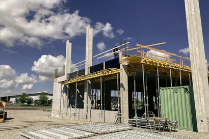 Logistikhalle im Rohbau mit Baustelle