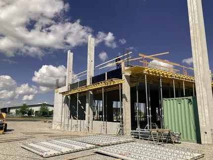 Logistikhalle im Rohbau mit Baustelle