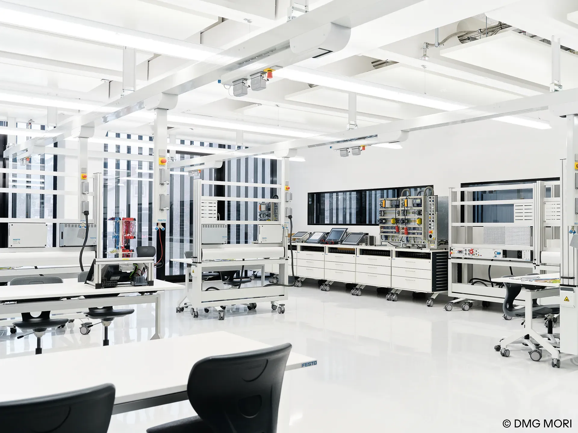 Innenräume des Ausbildungszentrums in Pfronten mit Forschungsausstattung