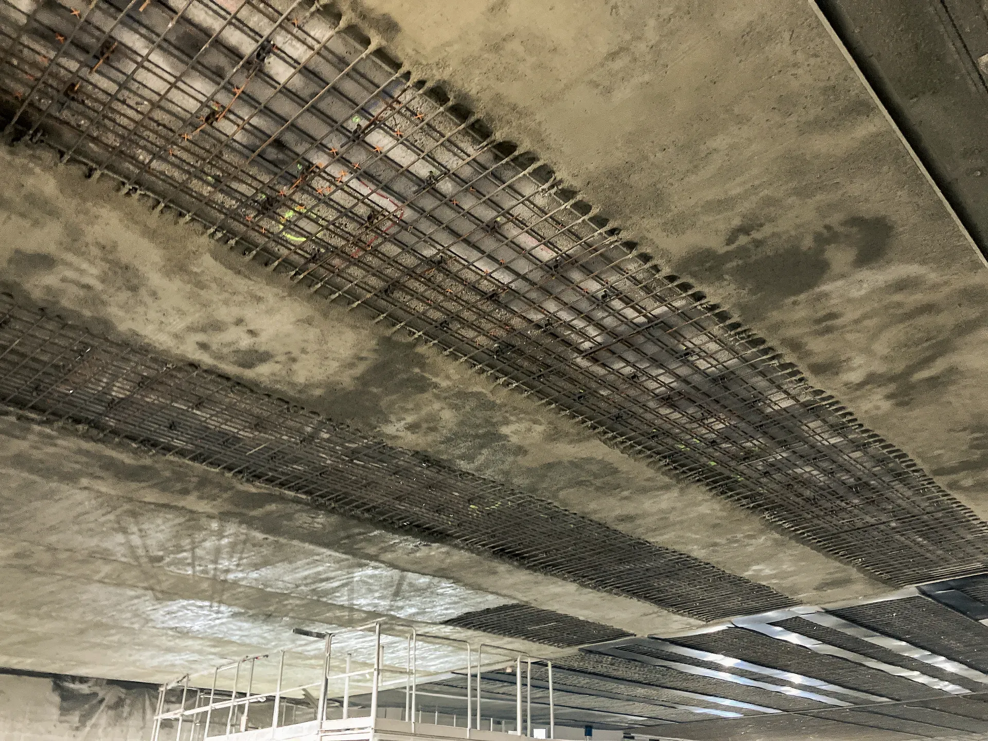 Bild von der sanierten Decke mit Gerüst und Stahleinbauten