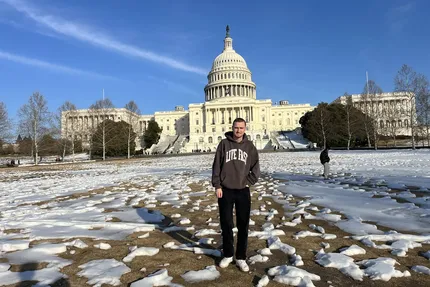 Ein Auszubildender der Geiger Gruppe vor einer Sehenswürdigkeit in den USA.