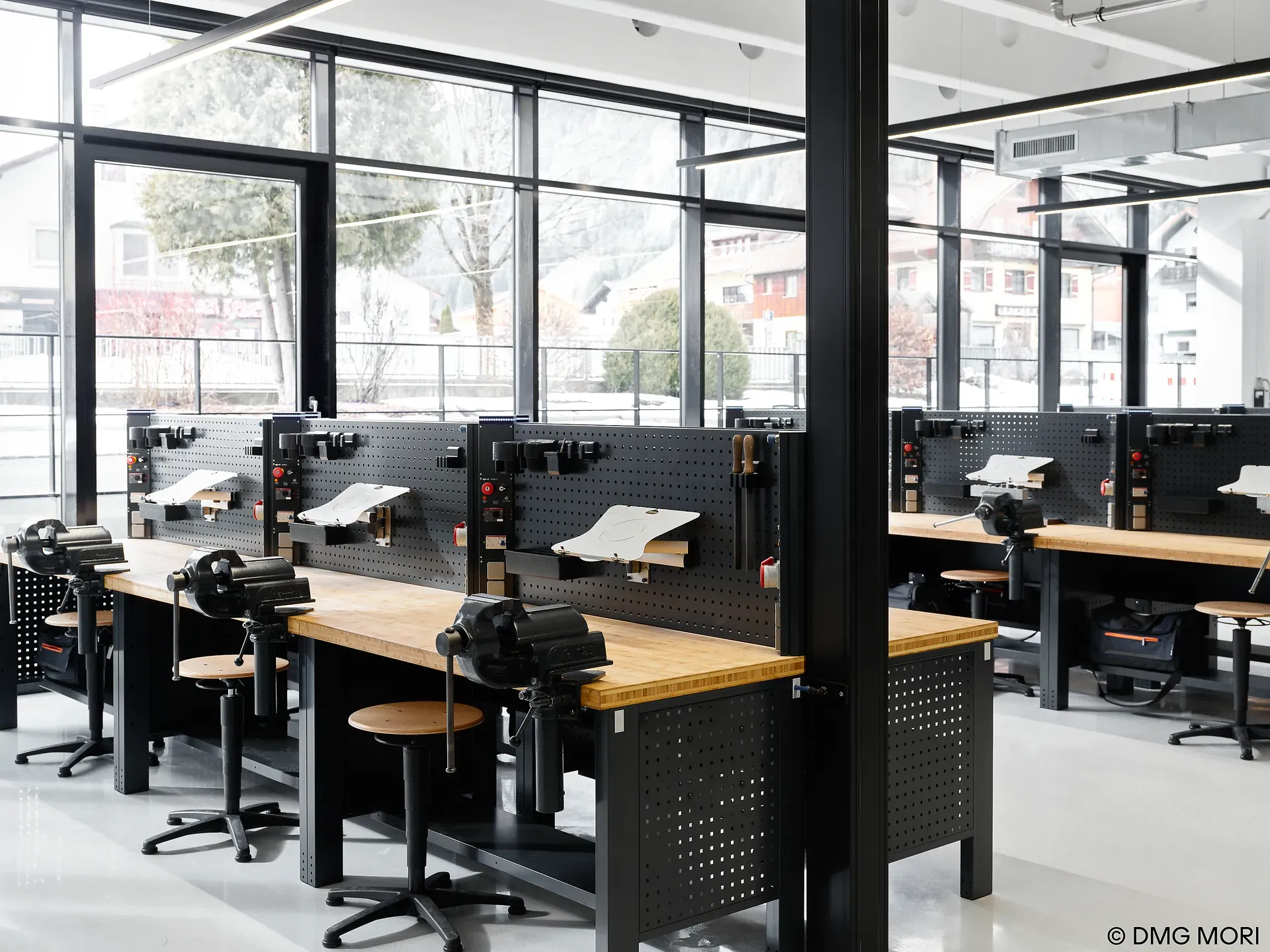 Innenbereich im Ausbildungszentrum mit modernen Arbeitsplätzen