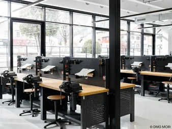 Innenbereich im Ausbildungszentrum mit modernen Arbeitsplätzen