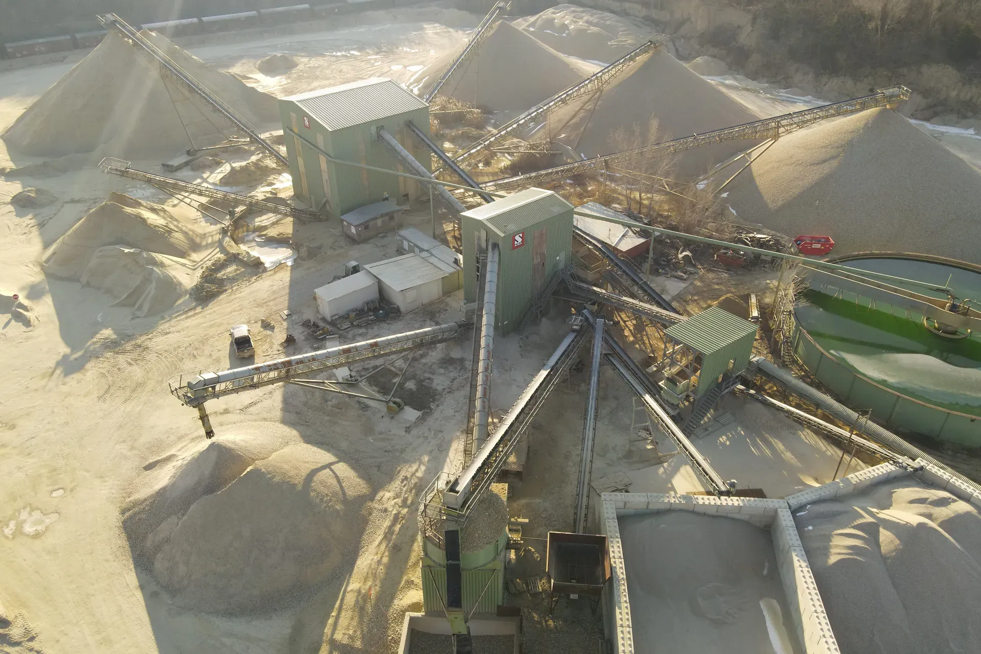 Geiger Kieswerk zur Kiesgewinnung in Schönkirchen aus der Luftaufnahme.