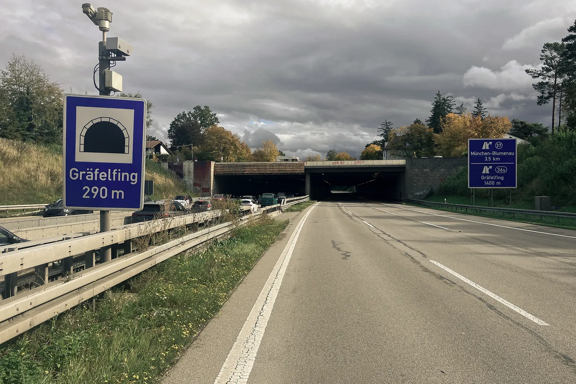 Bild vom Tunneleingang bei Sanierungsarbeiten und leerer Fahrbahn