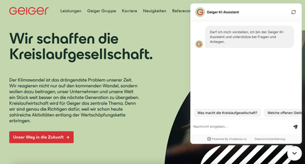 Die Geiger Gruppenwebseite mit dem dem geöffneten Chatbot Add-In auf der rechten unteren Seite. Der KI-Assistent bietet seine Hilfe an.