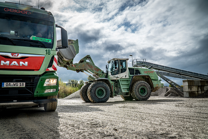Geiger Radlader und LKW im Steinbruch Wertach