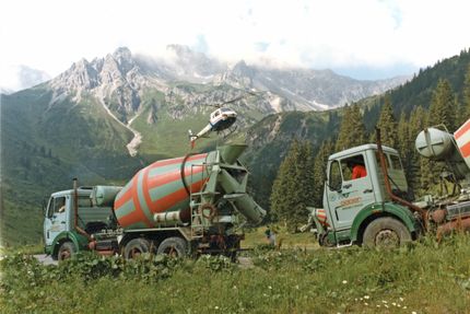 Alpines Bauen mit Geiger Betonmischer und Helikopter 