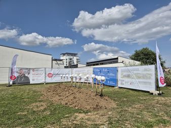 Eine Reohe an Spaten mit Helmen beim Spatenanstich der Grundschule Taläcker in Künzelsau.