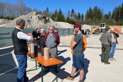Ein Mitarbeiter der Geiger Gruppe erklärt interessierten Bürgern auf dem Standort Ellhofen verschiedene Boden- und Baumaterialproben