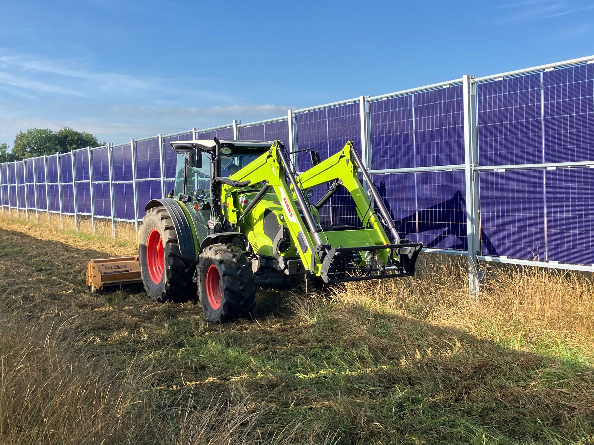 Traktor vor der Geiger PV Anlage in Darast.