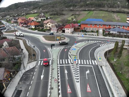 Detalii constructive ale sensului giratoriu din Bălăușeri – marcaje și trasee noi