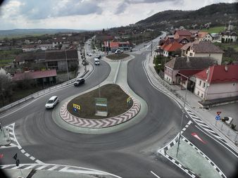 Amenajare modernă a sensului giratoriu în Bălăușeri – drumuri naționale intersectate.