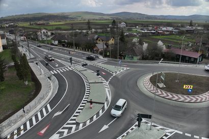 Vedere aeriană a sensului giratoriu din Bălăușeri – infrastructură rutieră finalizată.